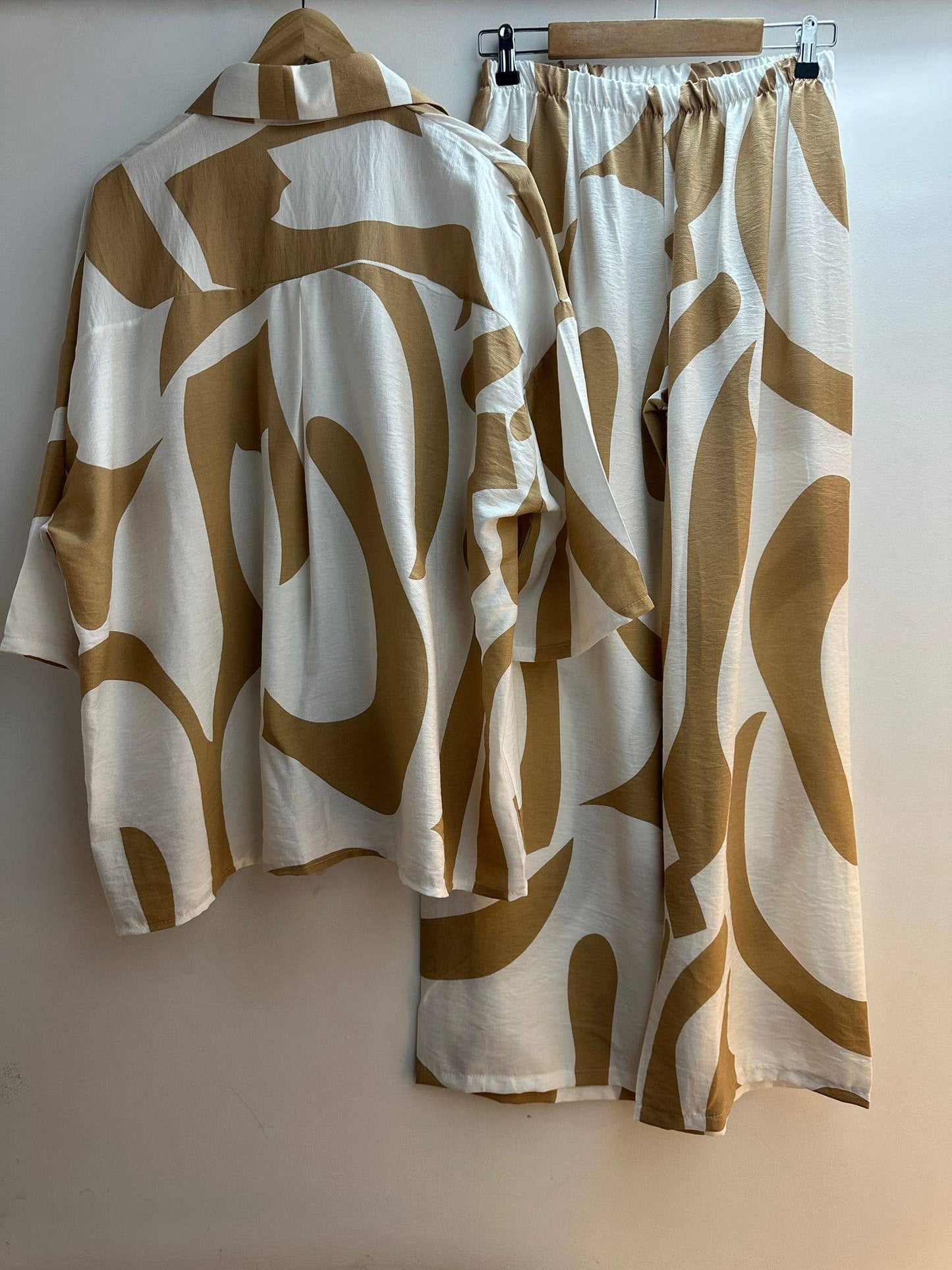 10652B conjunto de camisa e calça tamanho único 
 : Bege / Tamanho único